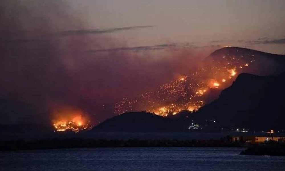 Φωτιά στη Σάμο: Εκκενώθηκαν τα χωριά Μακριά Πούντα και Λιμνιώνας